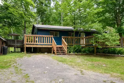 Image de Peaceful Cabin Retreat w Patio & Outdoor Firepit