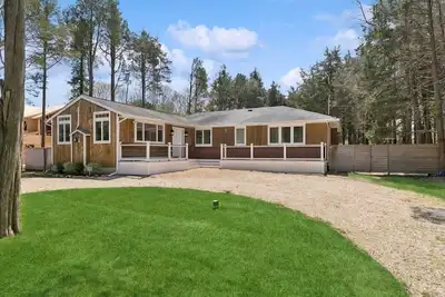 Image de Charming 3-Bedroom East Hampton Retreat with Ac, WiFi, and Private Beach Access