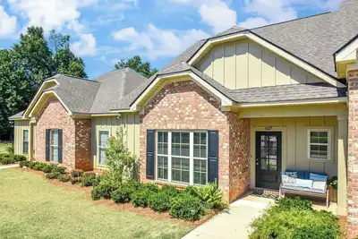 Image de NamaStay Here in Auburn, 3br/2. 5ba close to everything! Sleeps 7!