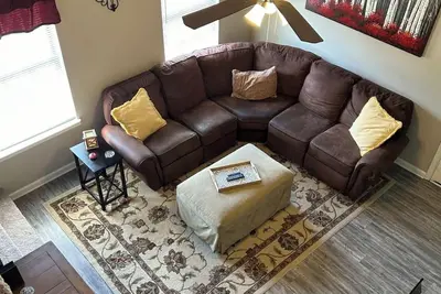 Image de Spacious & Cozy Townhome with yard. Minutes away from restaurants and shopping
