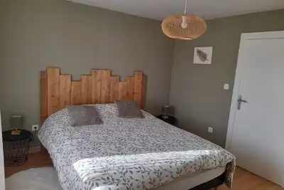 Image de maison de caractère  avec bassin et terrain clôturé, à 5 mn d'un plan d'eau