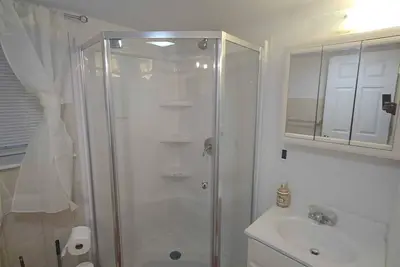 Image de Homey one bedroom apartment with a large living room.