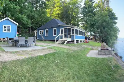 Charming water-front cottage & guest house comfortably sleeps 8 with WiFi, Ac