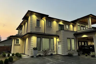 Image de Two spacious bedrooms with dining and washroom in a new home. Independent space.