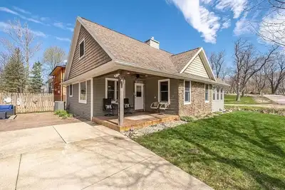 Image de West Lake Escape! Spacious Home 1 Block From Lake
