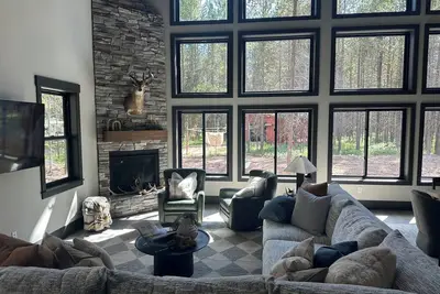 Image de New 4 bedroom 2 Loft cabin w\/ Hot tub on beautiful Bill’s Island. Can sleep 16