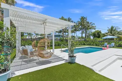 Image de 🌴 Downtown Stuart’s Blue Palm Villa🌴 -3 🛌 \/2🛀 Pool Home w\/ putting green⛳️