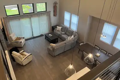 Image de Brand New Luxury 4 bd with Hot Tub and Bunk Room moments to skiing and lake