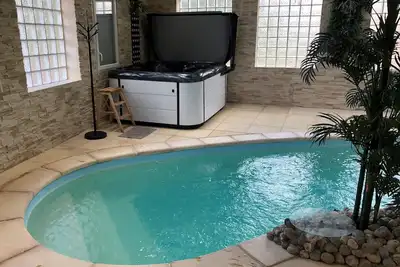 Image de Maison 4ch Piscine Intérieure, Jacuzzi, Sauna, Billard, Cheminée et jardin clos