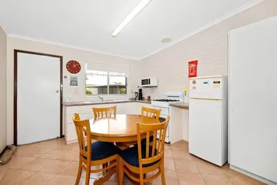 Image de Tranquil retreat on Middleton Road, mid-way between the city and the sea!