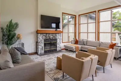 Image de Golf Course Views | Spacious 3br | Walk To Lakes | Managed By Aloha Whistler