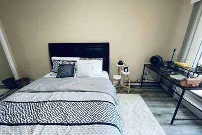 Image de Cozy Private Room+Balcony - 1' walk to Go train and bus station