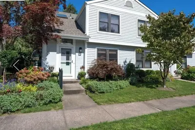 Image de Cozy 2-bedroom townhome in Southampton 1 1/2 miles from village. \nMany amenities.