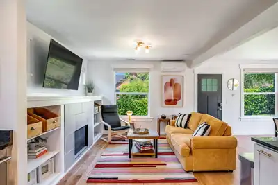 Image de Perch - Ballard Delight: Great Ballard location! Spacious House w/parking