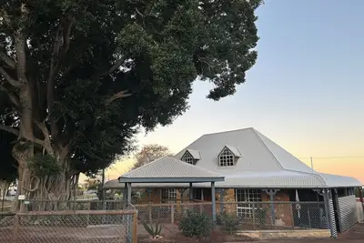 Image de Idyllic stone cottage in the heart of Childers.