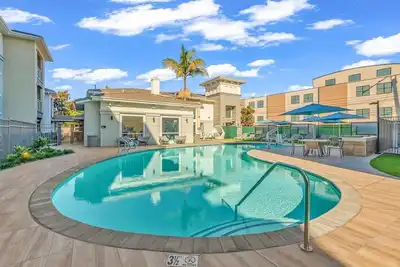 Image de Spacious 2-bedroom apartment with pool, gym and free parking in adorable MdR!