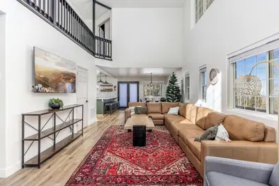 Image de Ski in/Ski out cabin. 5 bedrooms. 4 king beds. Bunk room. Fast WiFi. Sleeps 25+