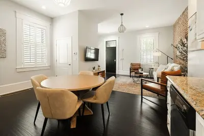 Image de Lux 4br Townhome | City Views | Private Balconies