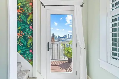 Image de Lux 3br Townhome | City Views | Free Parking