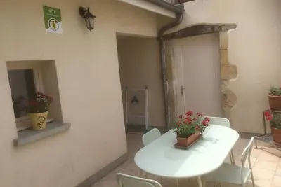 Image de Gîte Chaleureux et Confortable au Cœur de Dun-sur-Auron avec Cour Close et Garage