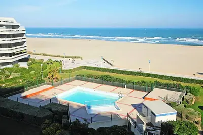 Image de Appartement 2 pièces avec piscine et parking, accès direct plage