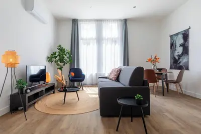 Image de L'appartement dispose de deux chambres luxueusement aménagées.