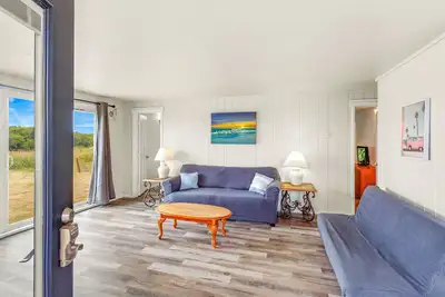 Image de Prime Ocean Views. Walk to Beach & Town.