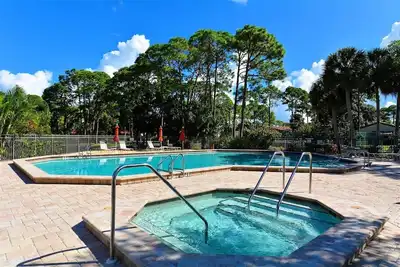 Image de 5 Minutes To Siesta Key! Prime Location, Steps To The Pool, Completely Updated!