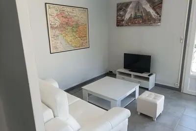 Image de appartement de plain pied avec cour privative Ă 60m de la plage.