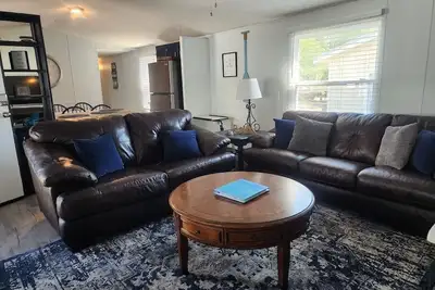 Image de Cozy 3-bedroom 2 bath home with Ac and WiFi in serene Oak Island.