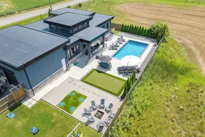 Image de La dolce Vita Villa back yard Oasis inground pool putting green bocci firepit