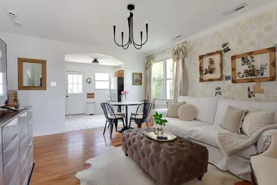 Image de Cottage Charmer-Walkable/Bars/Restaurants/Pets ok