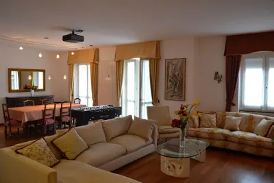 Image de Live Luxuriously in Milan: 4br/4ba Apartment w/ Triple Kitchen & Living Room