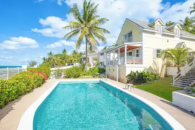 Image de Cozy Beach Style House, 3br, Pool, Walk to Beach