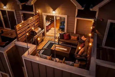 Image de Rooftop lounge, fire pit, Lookout Mtn views, downtown's Southside. It's a vibe.