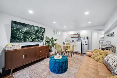 Stylish 2 bedroom Apt Steps from Tennyson/Regis