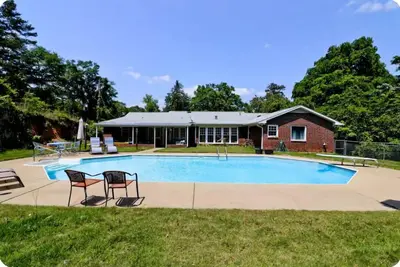Image de 5 bedroom 2 1/2 bath house in Phenix City with beautiful pool, near Fort Moore.