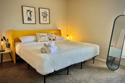 Image de Cozy 1 bedroom apt, Great location, WiFi, King bed, full kitchen, pull out couch