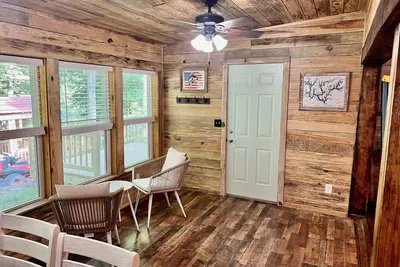 Image de “New Listing” 3-bedroom beautiful lodge cabin 20min from Smith Lake Park