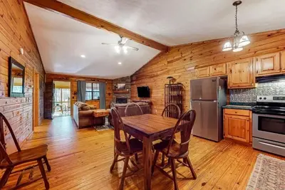 Image de Beautiful! Hidden Gem! KnottyPines cabin -Hot-tub Heaven with fast Fiber Wifi!