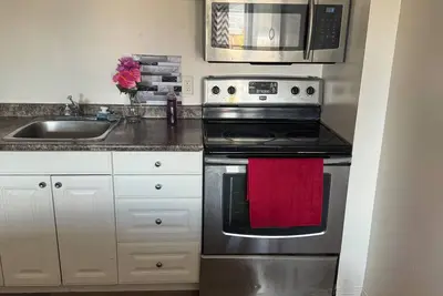 Image de Walkout Unique Basement Suite \nClose to Airport, 1 bus to Downtown, Universities