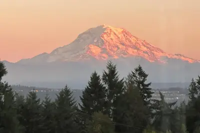 Image de \"Escape to the Edgevue  Loft with a  Mt. Rainier view & Private putting Green! \"