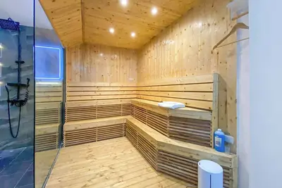 Image de Studio w\/ Bathtub & Sauna Bench 2hrs