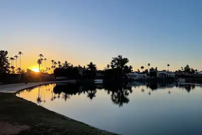 Image de Sharply decorated 2-bedroom condo with great views in lovely Scottsdale