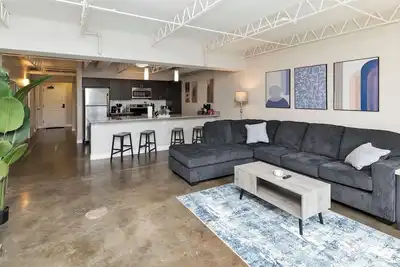 Image de Downtown Des Moines Gem: 2br/2ba + Balcony & Grill