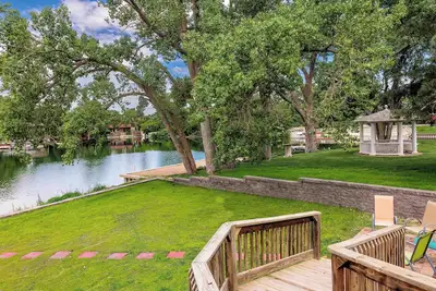 Image de New lakeside cottage is the picture perfect place to relax
