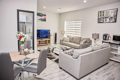 Image de Cozy 3-bedroom, 3 queen beds ground level suite in a desirable location in Pg.