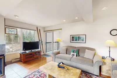 Image de Chic mtn-view condo near golf & Nordic center with pool, hot tub, game room