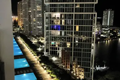 2 Br unit W Icon w/ Spa, Infinity Pool & Gym!