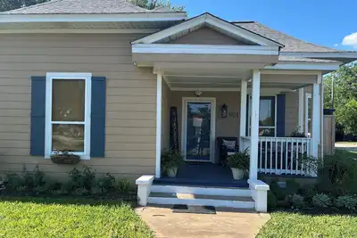 Image de Charming 3-bedroom cottage with relaxing outdoor space in downtown Denison.